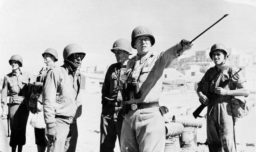 Imagem de arquivo mostra o general George Patton, comandante das forças dos EUA, liderando ataque na Sicília em 23 de julho de 1943. (Foto: AP Photo/U.S. Army Signal Corps)