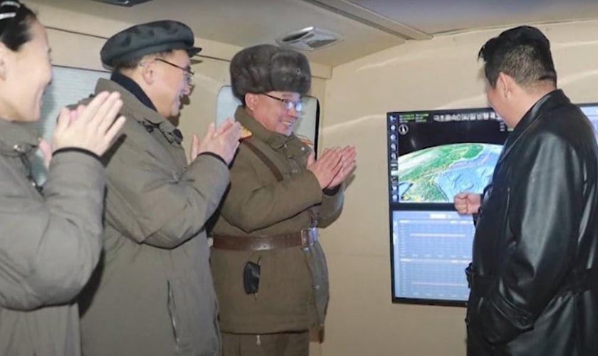 Kim Jong-un comemora o lançamento de mais um míssil. (Foto: Captura de tela/YouTube Euronews)