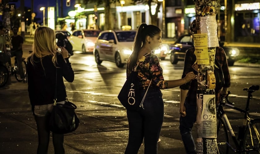 Imagem ilustrativa. Mulheres em uma rua. (Foto: Sascha Kohlmann).