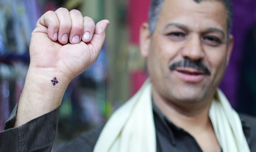  Os cristãos coptas têm a tradição de tatuar uma pequena cruz na mão ou no pulso. (Foto: Open Doors USA).