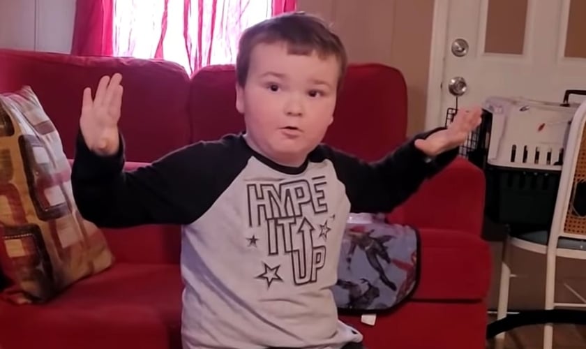 A mãe de Andrew compartilhou um vídeo do menino contando sobre seus sonhos. (Foto: Reprodução/YouTube).