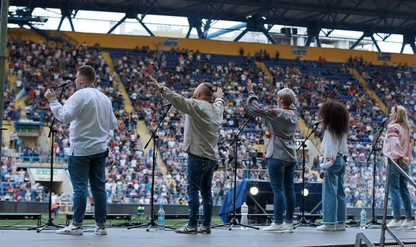 Cerca de 27 mil ucranianos encheram um estádio, em Kharkiv, para uma cruzada evangelística, em junho de 2021. (Foto cortesia: New Generation Church)
