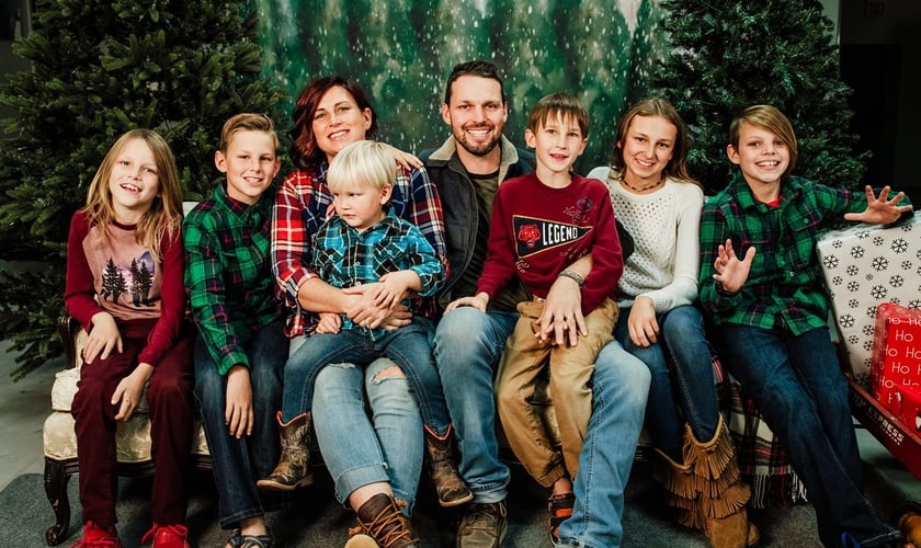 Nate Wessley, sua esposa Becca e seus filhos. (Facebook/Nate Wessley).