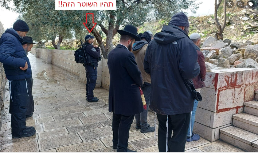 Grupo de judeus oram no Monte do Templo acompanhado de um policial israelense. (Foto: Reprodução / Facebook Beyadenu)