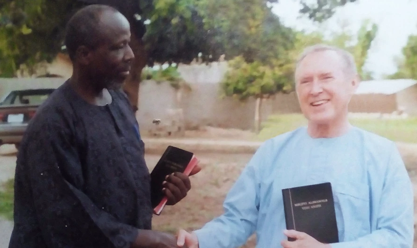 Mark Zira Dlyavaghi e Roger Mohrlang trabalharam juntos até concluir a tradução da Bíblia Kamwe.  (Foto: Reprodução/Cortesia de Mark Zira Dlyavaghi/Christianity Today)