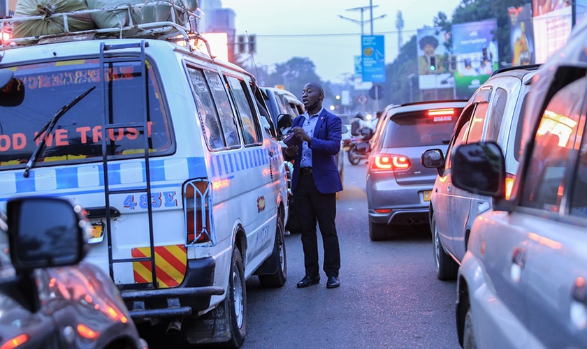 Emmanuel Kasiko pregando em Kampala, capital de Uganda. (Foto: Reprodução / UGCN)