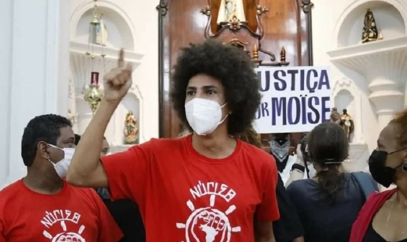 O vereador Renato Freitas (PT), na invasão à Igreja do Rosário, em Curitiba. (Foto: Instagram/Renato Freitas).