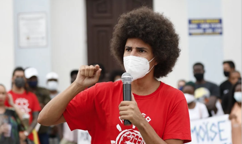 O petista liderou protesto dentro de igreja em Curitiba. (Foto: Instagram/Renato Freitas)