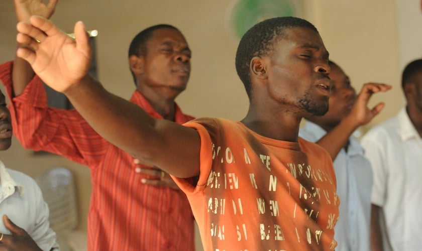 Adoração em igreja africana. (Foto: Reprodução / MaxPixel)