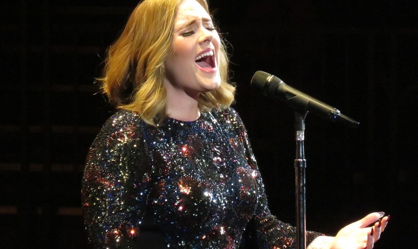Adele na Genting Arena, Birmingham como parte de sua turnê Live 2016. (Foto: Creative Commons)