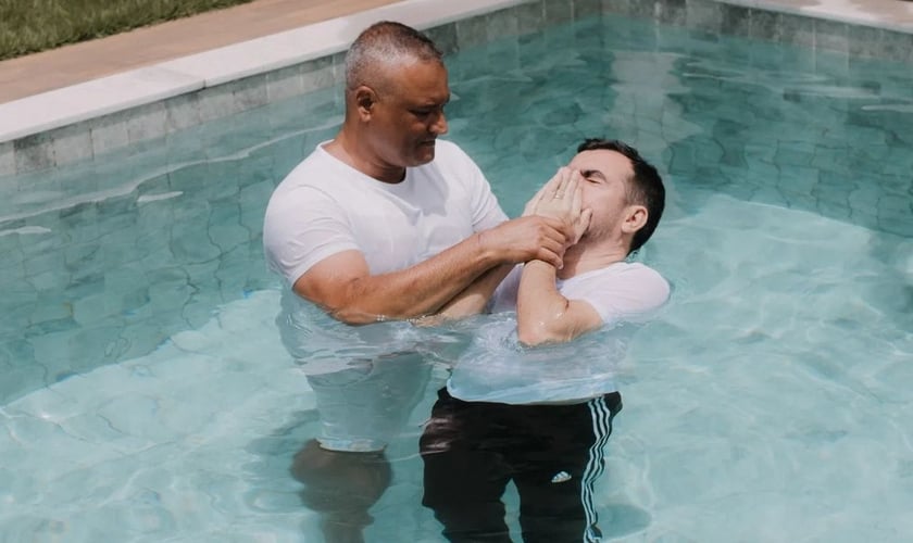 O compositor Juliano Gonçalves e a esposa Flaviane foram batizados, em Brasília. (Foto: Instagram/Ministério Cristão Raha).