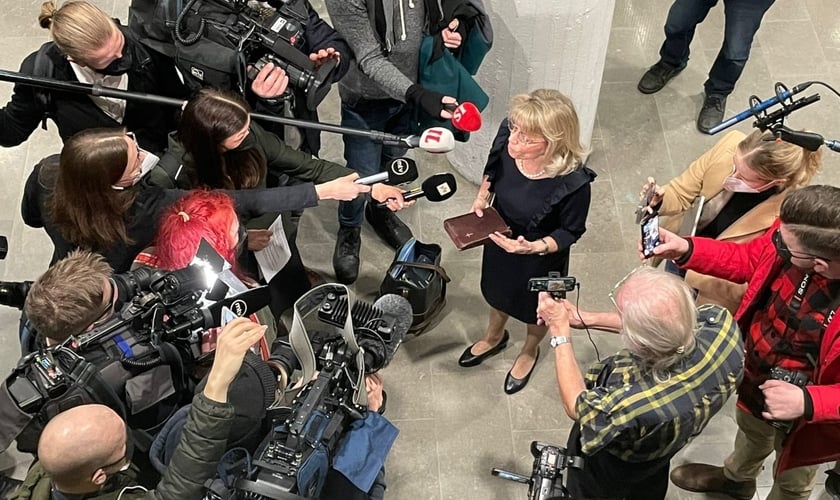 Päivi Räsänen fala com a imprensa após julgamento. (Foto: ADF International)