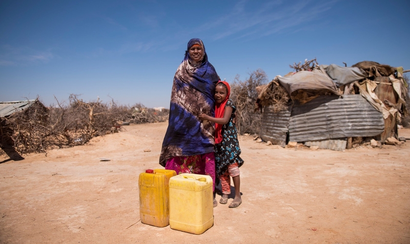 Somalis sofrem com seca que assola país. (Foto: Reprodução / MNN) 