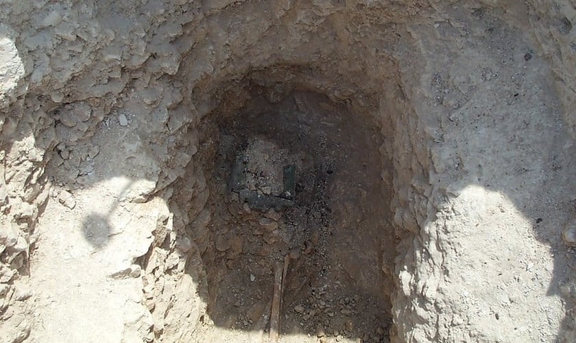 Sepultura com os restos de um esqueleto masculino adulto, uma das sepulturas do cemitério romano-britânico. (Foto: Wessex Archaeology / Creative Commons)