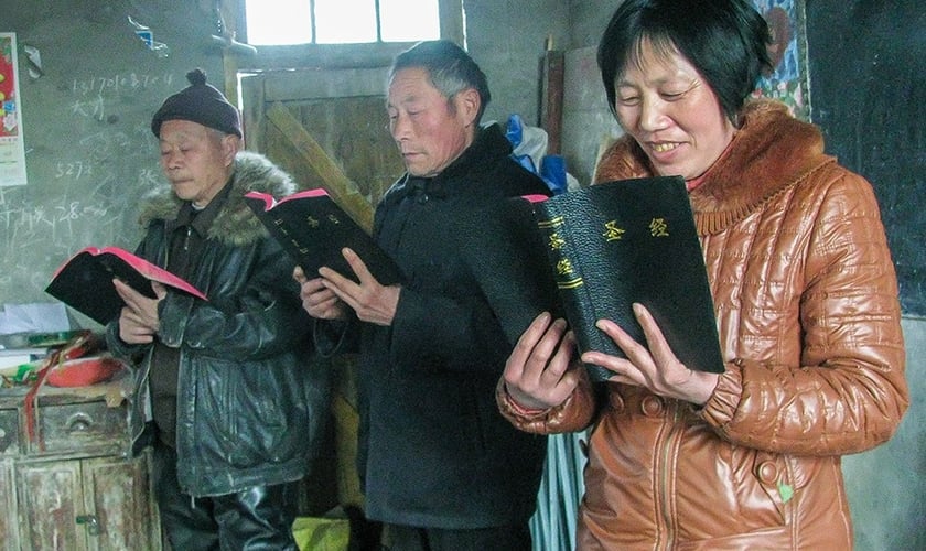 A nova tradução pretende reformular as Escrituras para apoiar o regime comunista. (Foto: The Voice of the Martyrs Korea).