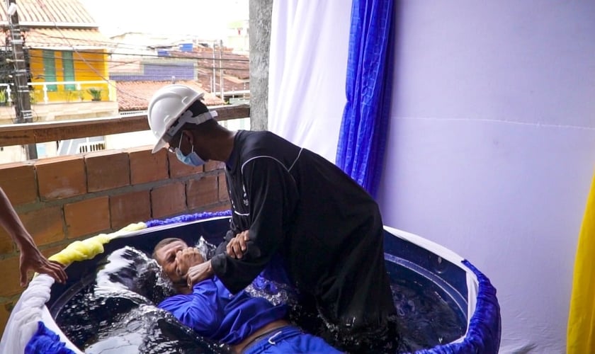 Juclei Araújo foi o primeiro a ser batizado na construção. (Foto: Notícias Adventistas)