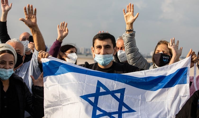 Judeus imigrantes celebram ao desembarcar em Israel. (Foto: International Fellowship of Christians and Jews)