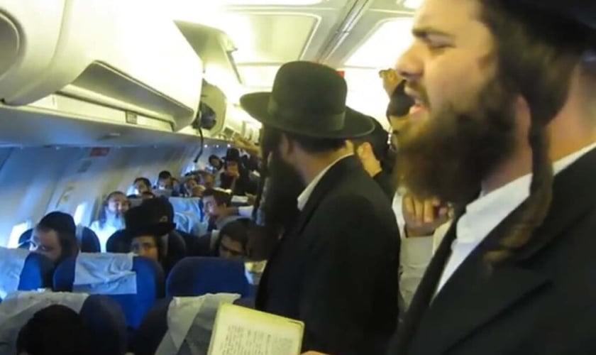 Atualmente os judeus fazem orações nos corredores das aeronaves. (Foto: Reprodução / Aeroin)