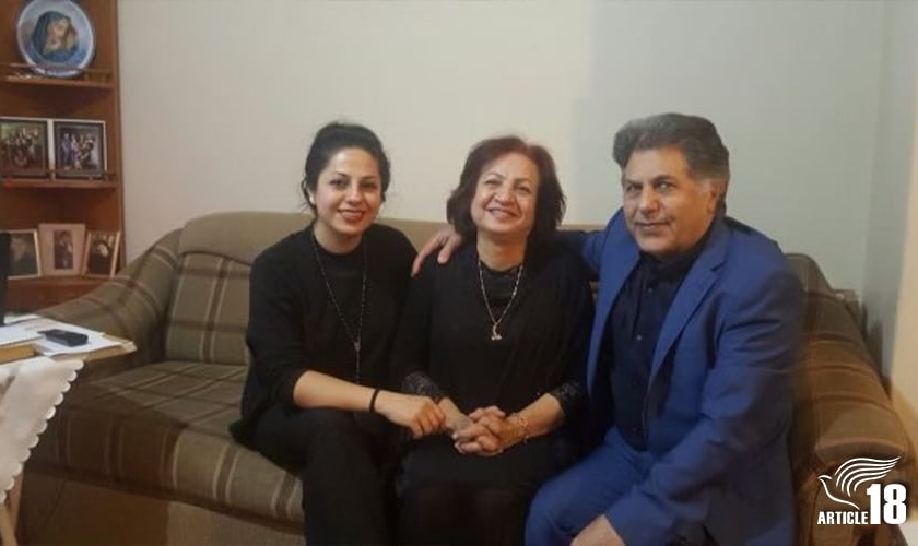 Pastor Hekmat Salimi com a esposa e a filha. (Foto: Article 18).