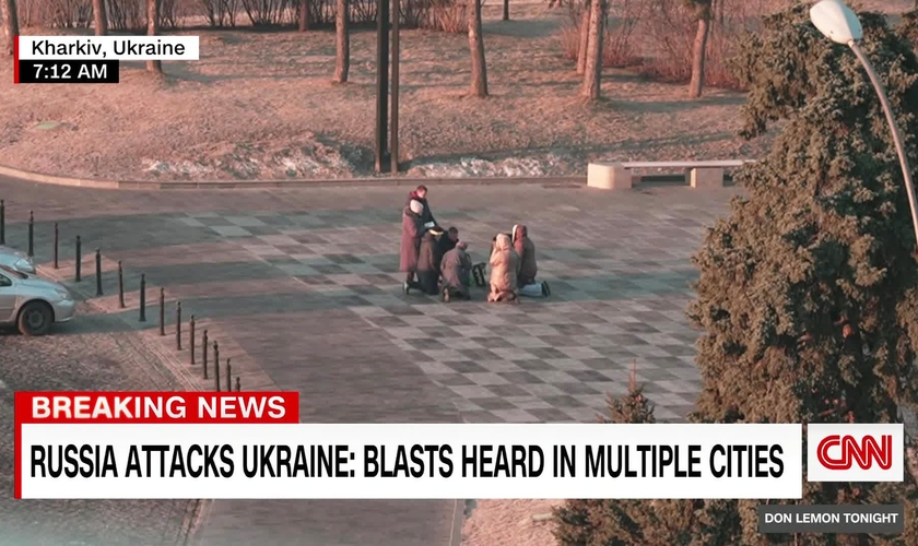 Pessoas se ajoelham para orar em Kharkiv, na Ucrânia. (Foto: CNN/Reprodução)