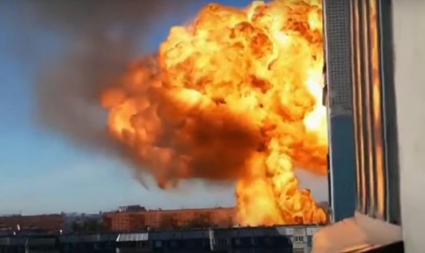 Explosão em Kiev no segundo dia da invasão russa à Ucrânia. (Foto: Captura de tela/YouTube Band Jornalismo)