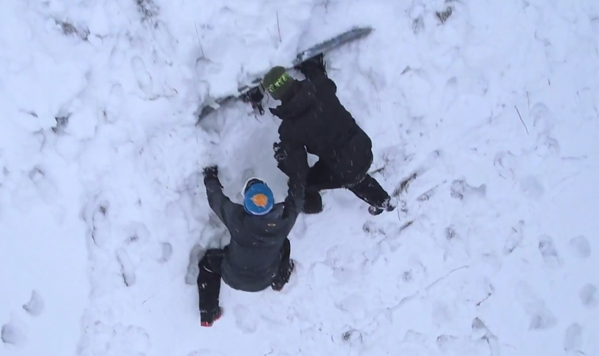 Os irmãos Michael Walsh e Matt foram atingidos por uma avalanche enquanto esquiavam. (Foto: Reprodução/CBN News).