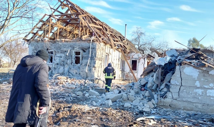 Consequências do bombardeio durante a invasão russa da Ucrânia em Chernihiv Oblast, em 28 de fevereiro de 2022. (Serviço de Emergência do Estado da Ucrânia, CC BY 4.0 via Wikimedia Commons)