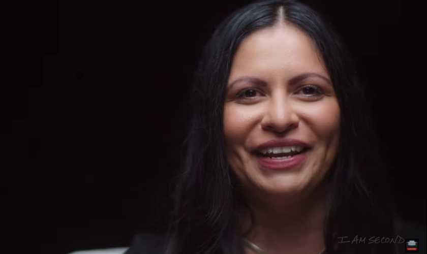 Monica Bailey encontrou cura e restauração de sua identidade em Deus. (Foto: YouTube/I am Second).