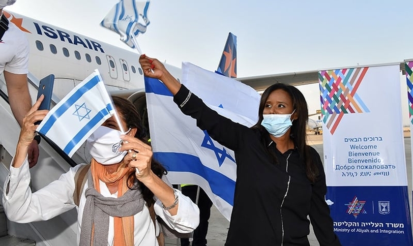 Imigrantes judeus chegam a Israel. (Foto: Governo de Israel)