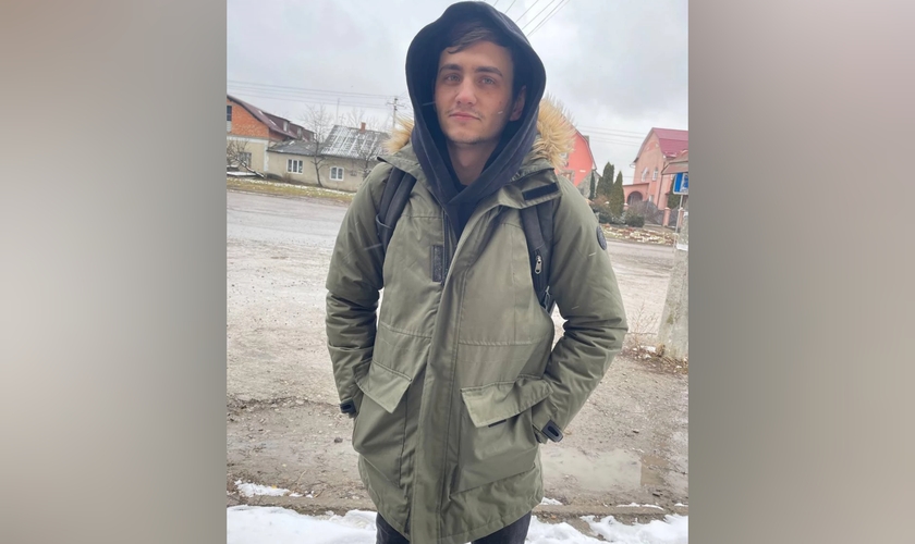 Anatoly, de 26 anos, ajudava a mãe e os dois filhos a escaparem do bombardeio russo. (Foto: Baptist Union).