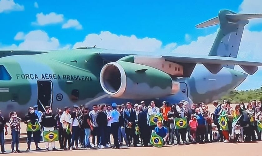 Brasileiros chegam a Brasília em voo da FAB. (Foto: TV Brasil)