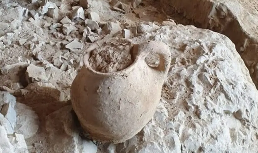 Jarro de barro antigo descoberto na caverna 53 de Qumran, em fevereiro de 2022. (Foto: Reprodução/Facebook Israel Antiquities Authority/)