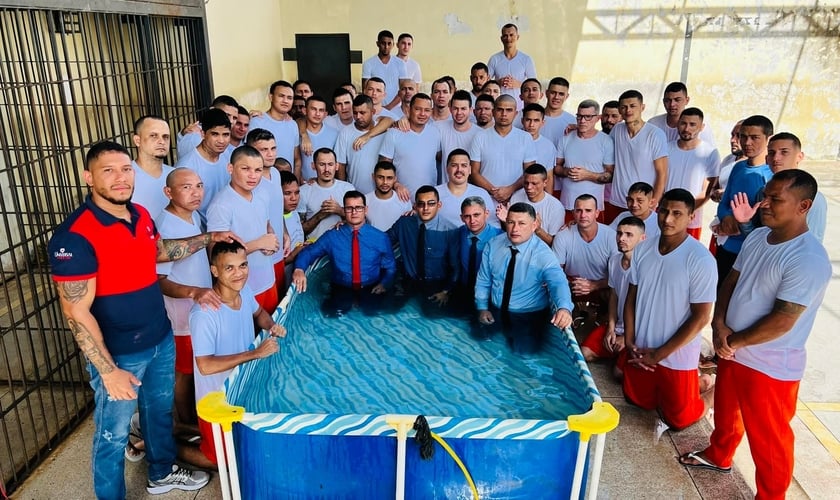 Detentos batizados em presídio no Acre. (Foto: Facebook AD Tarauacá)