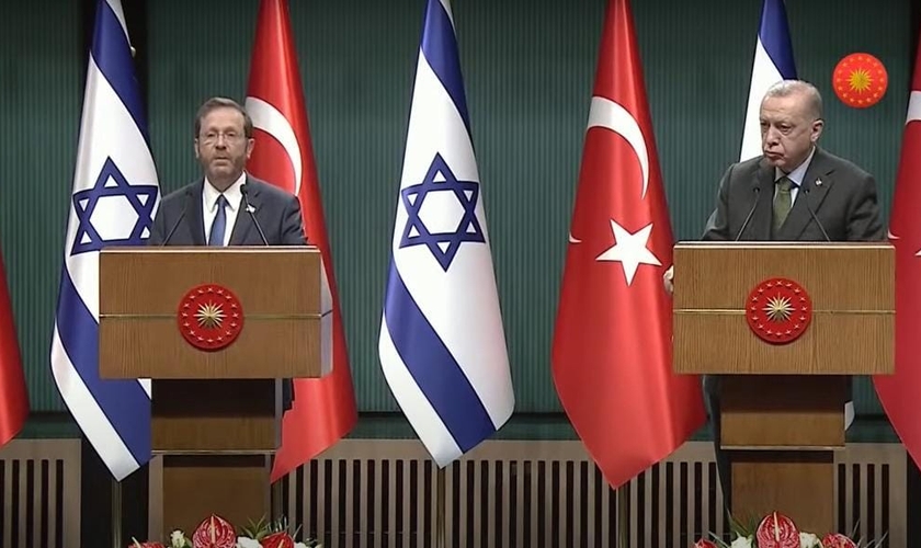 Encontro histórico entre os presidentes de Israel e Turquia. (Foto: Captura de tela/YouTube Recep Tayyip Erdoğan)