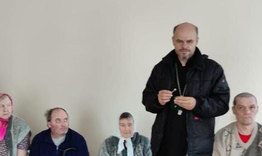 Ioann Burdin, em pé. (Foto: Reprodução/Facebook Igreja Ortodoxa em Karabanovo)