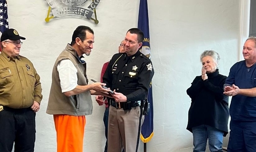 Marco Sanchez sendo homenageado pelo xerife Jon Hayden. (Foto: Facebook Graves County Sheriff's Office)
