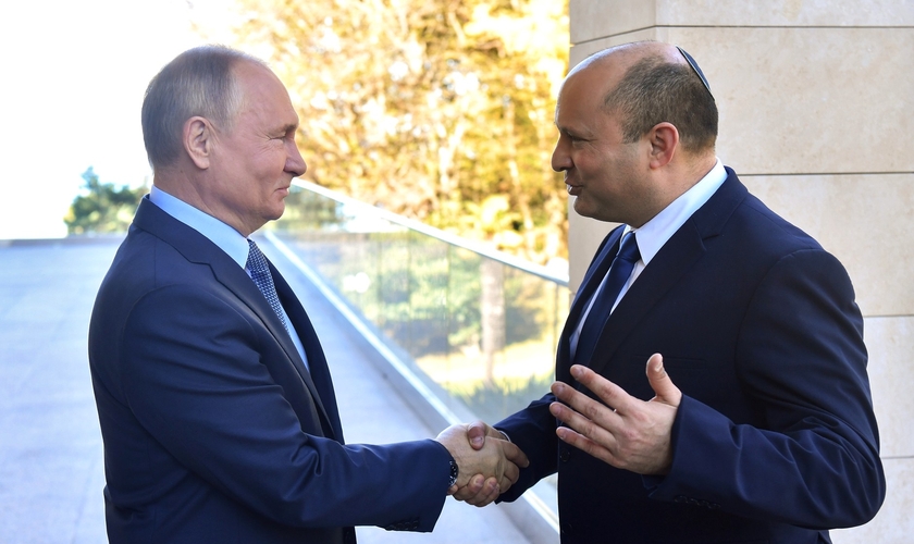 Vladimir Putin em reunião com premiê de Israel, Naftali Bennett, em outubro de 2021. (Foto: Eugeniy Biyatov, RIA Novosti/Kremlin)