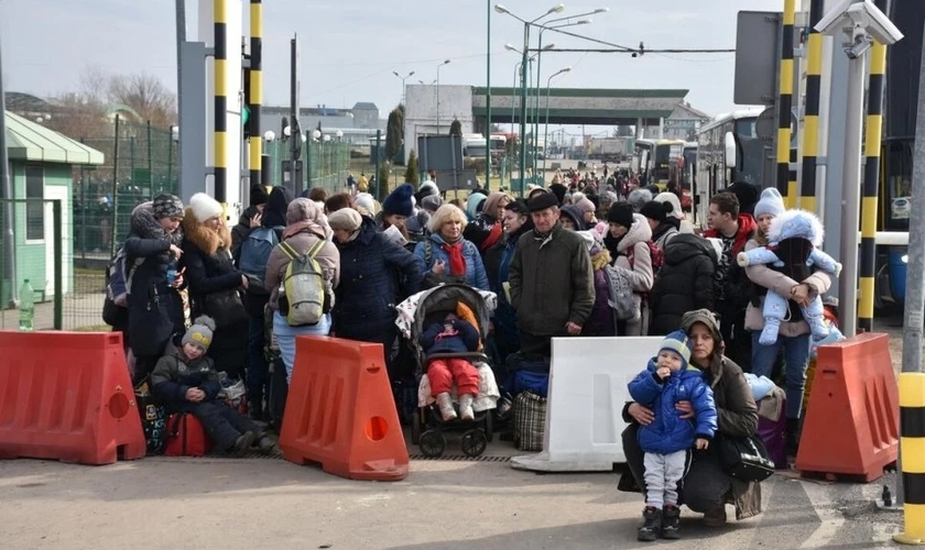 Refugiados vindos da Ucrânia entram na Polônia pela fronteira de Medyka. (Foto: ACNUR/Chris Melzer)