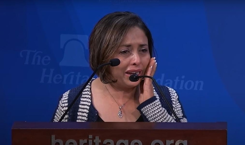 Abigail Martinez, mãe da garota que cometeu suicídio. (Foto: Captura de tela/YouTube The Heritage Foundation)