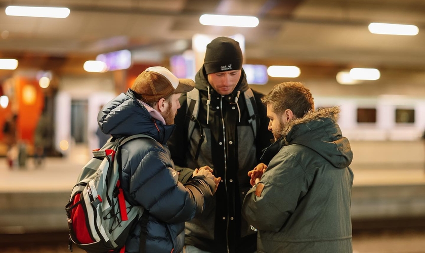 O ministério Awakening Europe está levando o amor de Jesus aos refugiados na fronteira da Ucrânia. (Foto: Facebook/Awakening Europe).