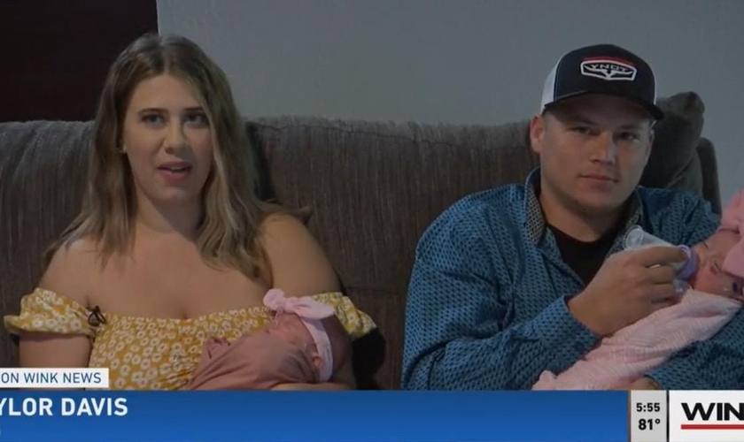 Taylor Davis e seu marido e seu marido Mark com as gêmeas. (Foto: Captura de tela/Vídeo Wink TV)