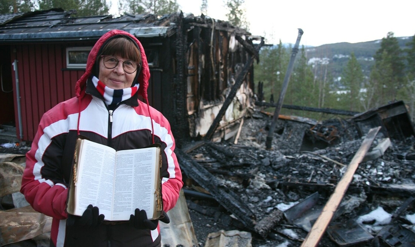 A Bíblia de Valentina Melentjeva ficou quase ilesa pelo incêndio em Kongsberg, Noruega. (Foto: Tor Tjeransen/Adventist Media Exchange)