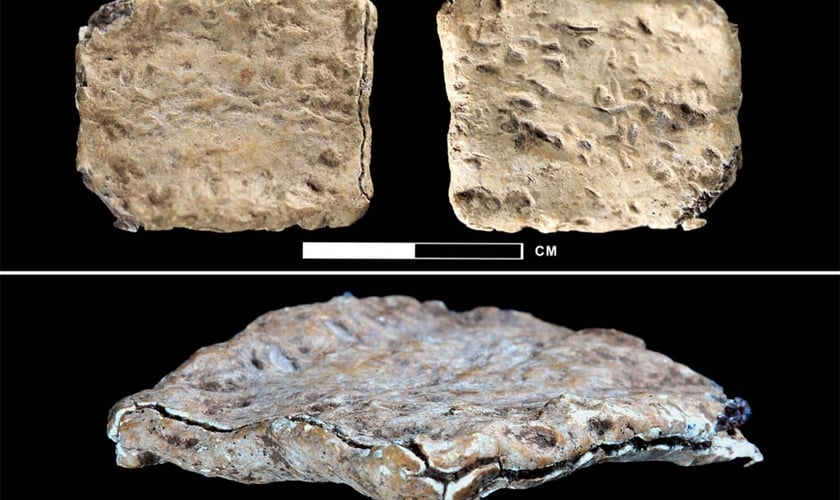 Inscrição de maldição antiga foi descoberta durante escavações no Monte Ebal. (Foto: Divulgação/Biscuit Media Group)