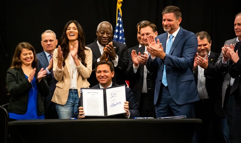 Ron DeSantis mostra projeto sancionado: ‘Lei oferece proteção aos pais, garantindo a transparência curricular nas escolas’. (Foto: Twitter Ron DeSantis)