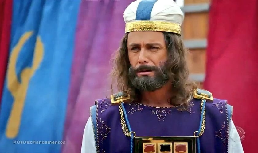 O ator Petrônio Gontijo, interpreta o sacerdote Arão, na novela 'Os Dez Mandamentos'. (Imagem: vídeo Record TV)