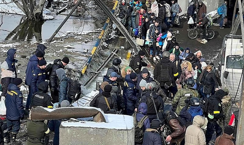 Civis sendo transferidos de Irpin para Kiev em meio a ataques russos. (Foto: Mvs.gov.ua, CC BY 4.0)