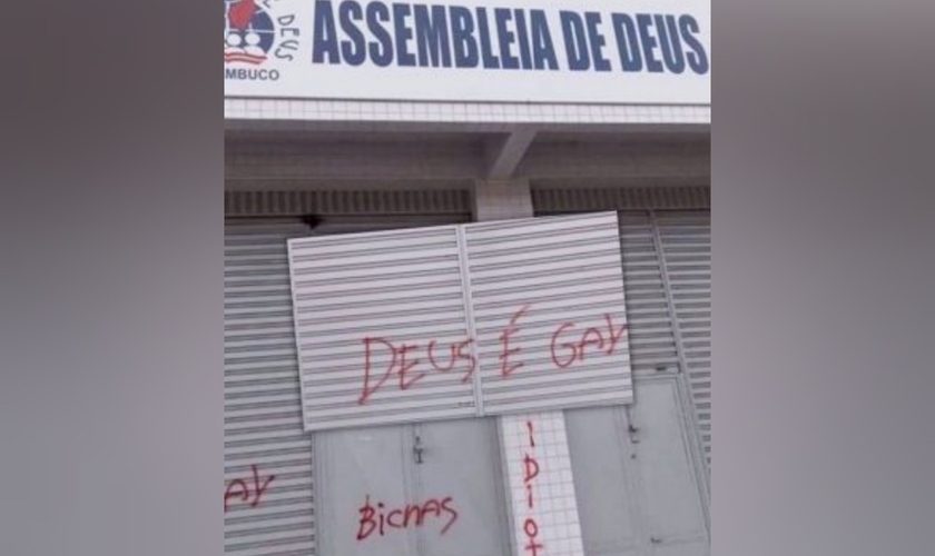 A Assembleia de Deus em Jaboatão dos Guararapes foi alvo de vandalismo. (Foto: Portal da Prefeitura).