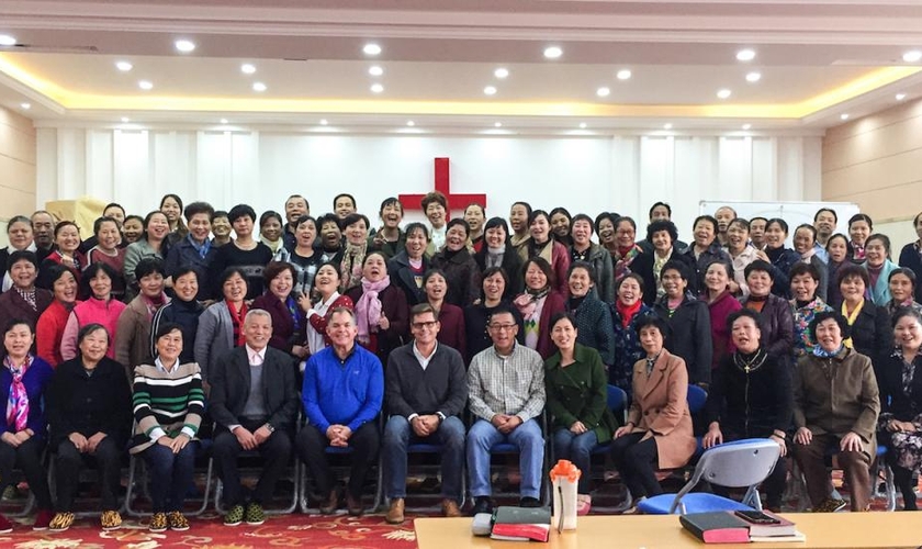 Reverendo Lee Hayward ensinando “Liderança Bíblica” para líderes de igreja na China. (Foto: Reprodução / China Partner)