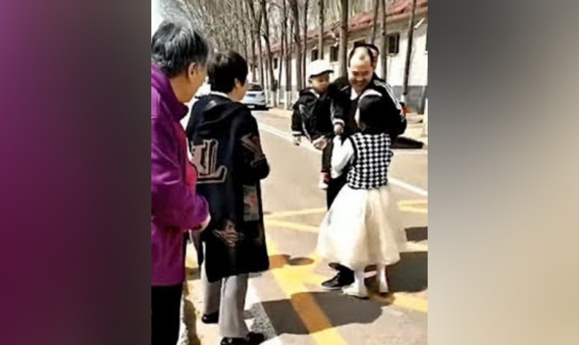 Wang Runyun com sua esposa e filhos após sair da prisão. (Foto: ChinaAid) 