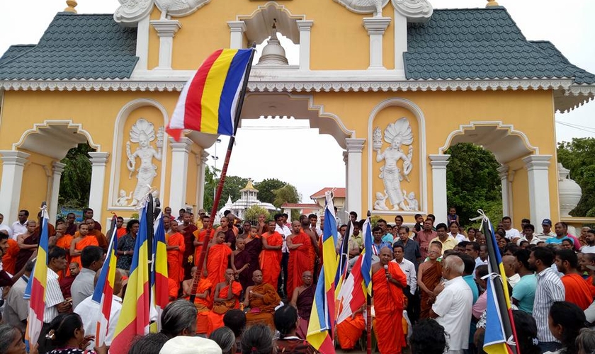Extremistas budistas incitam multidão para atacar igrejas no Sri Lanka. (Foto: Portas Abertas)
